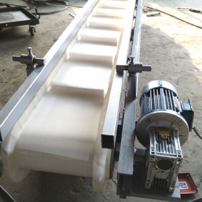 槽型皮帶機(jī)、平型皮帶機(jī)、爬坡皮帶機(jī)、轉(zhuǎn)彎皮帶機(jī)等多種形式輸送帶可增設(shè)碳鋼、不銹鋼、鋁型材